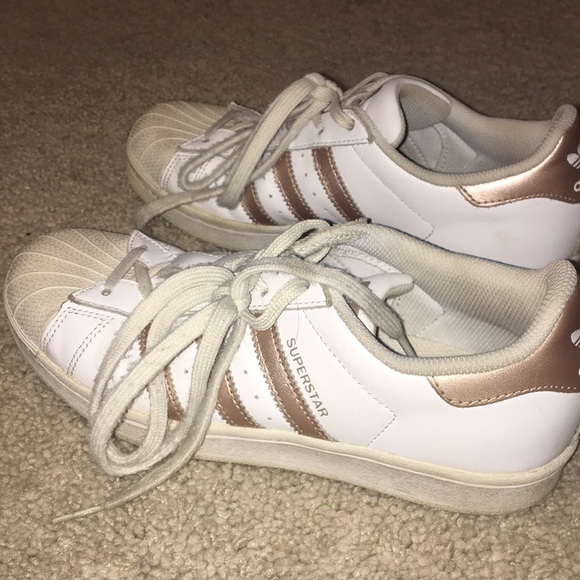 Rose gold Adidas superstars women’s size 6 - Picture 3 of 5